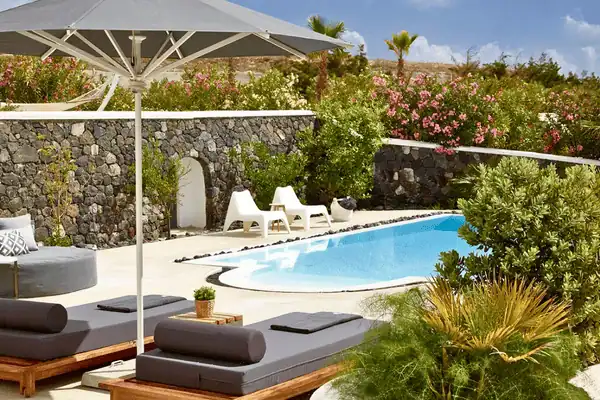 Luxe villa met privézwembad: Amor Hideaway Villas Santorini Griekenland / Salted Senses