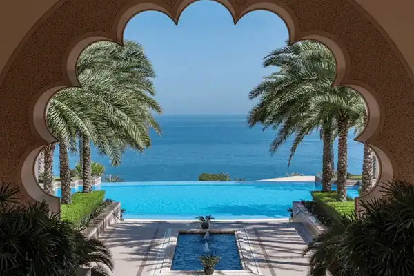 Luxe hotel met infinity pool: Shangri La Al Husn Oman Muscat / Salted Senses