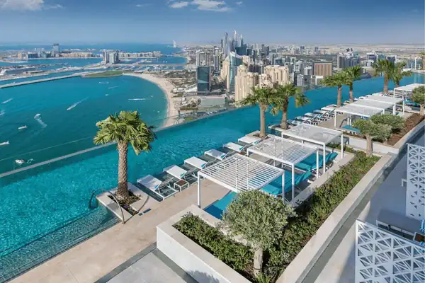 Luxe hotel met infinity pool in Dubai: Address Beach Resort / Salted Senses