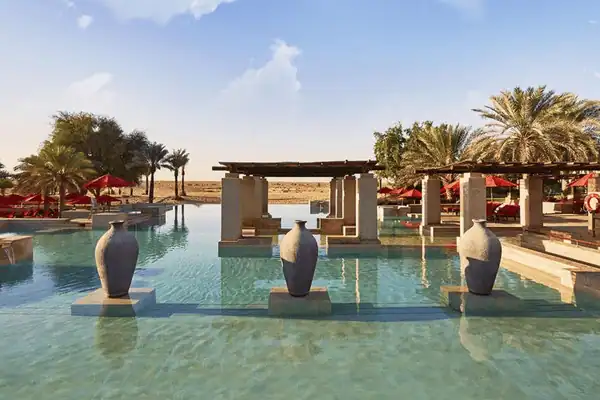 Luxe hotel met infinity pool in Dubai: Bab al Shams Desert Rose Resort / Salted Senses