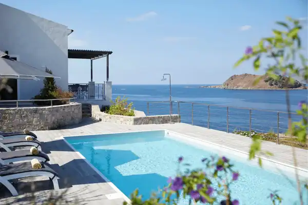 Luxe villa met privézwembad op Lesbos: Eleia Seafront Villas / Salted Senses