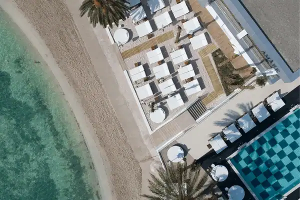 Luxe adults only hotel op Ibiza: Amare Beach Hotel Ibiza / Salted Senses