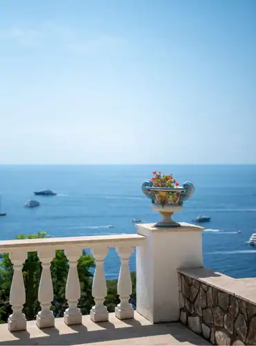 Boten varen bij Capri Amalfikust Italië / Salted Senses