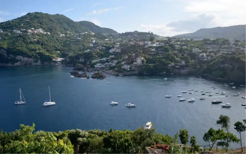 Uitzicht op het eiland Ischia bij Napels Italië / Salted Senses