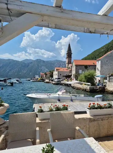 Terrasje in Perast met uitzicht op de baai van Kotor / Salted Senses