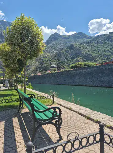 Bankje in Kotor met uitzicht op de stadsmuur / Salted Senses