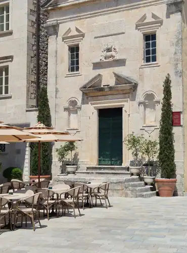 Hotel met terrasje in Perast Montenegro / Salted Senses