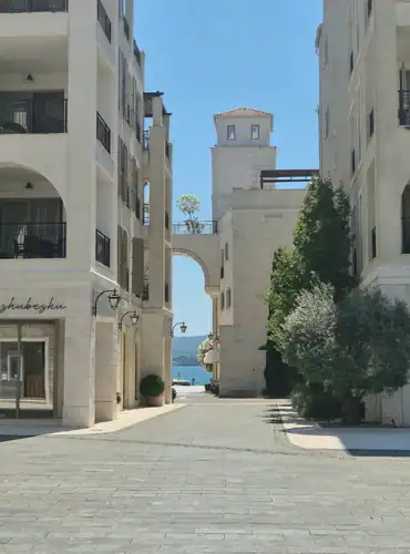 Straatje in Porto Montenegro / Salted Senses