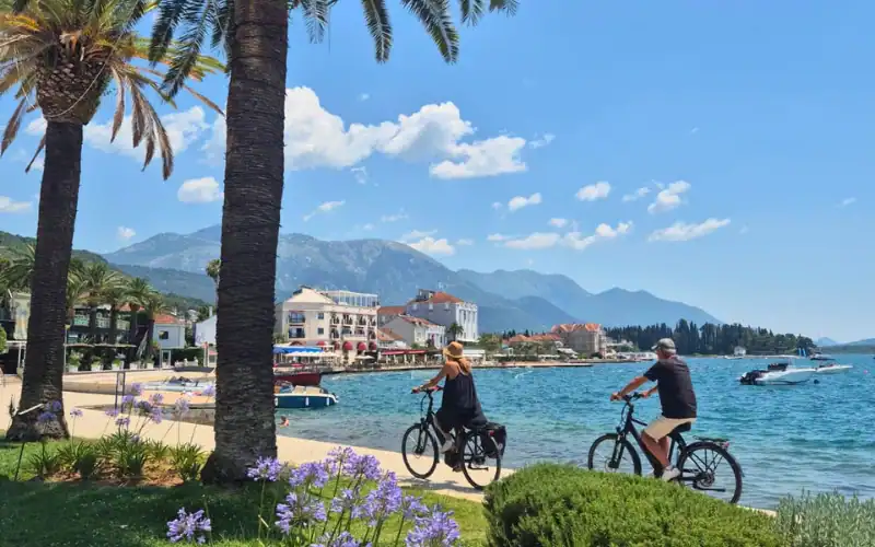 Fietsen in Tivat Montenegro / Salted Senses