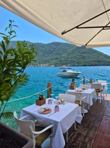 Lunchen in Perast met uitzicht op het water Montenegro / Salted Senses